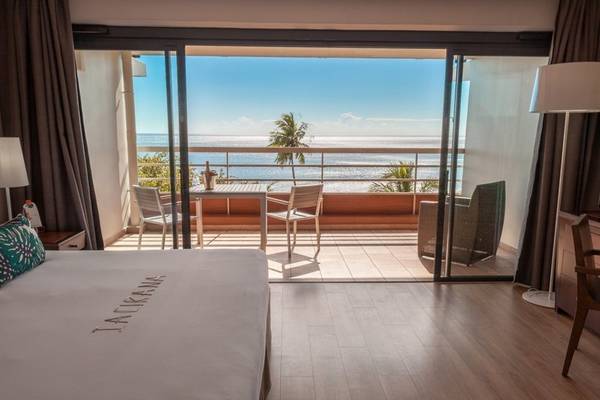 Zimmer im Le Tahiti by Pearl Resorts mit Blick auf das Meer und Balkon.