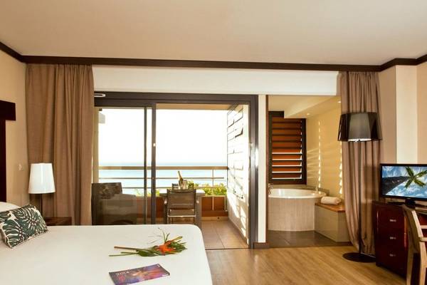 Innenansicht eines Hotelzimmers von Le Tahiti by Pearl Resorts mit Blick auf den Ozean