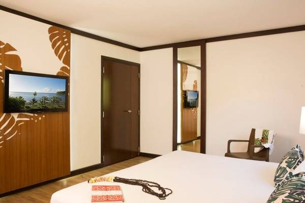 Hotelzimmer von Le Tahiti by Pearl Resorts mit Bett, Fernseher und Meerblick.
