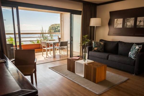 Wohnzimmer von Le Tahiti by Pearl Resorts mit Blick auf das Meer und Terrasse.