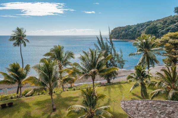 Luftaufnahme des Le Tahiti Hotels mit Blick auf einen Strand und Ozean