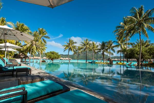 Infinity-Pool am InterContinental Bora Bora Resort mit blauem Wasser und Liegen
