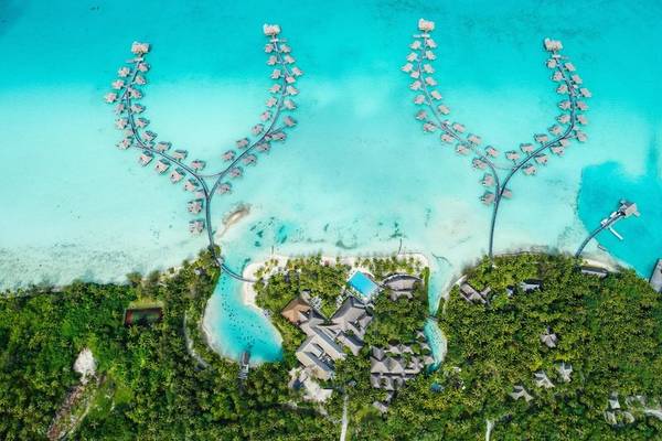 Luftaufnahme des InterContinental Bora Bora Resorts und Thalasso Spa, das ans Meer angrenzt