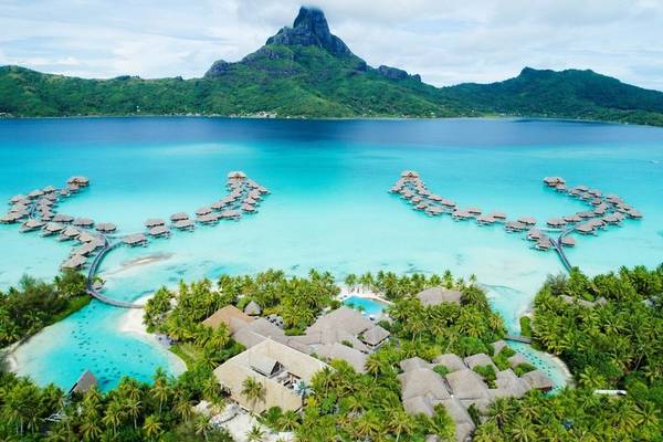 Luftaufnahme des InterContinental Bora Bora Resorts mit Wasservillen und türkisfarbenem Ozean