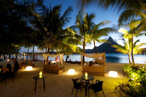 Hotelstrand bei Nacht im InterContinental Bora Bora Resort and Thalasso Spa mit Palmen und Wasserbetten
