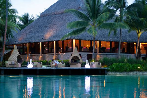 Außenbereich des InterContinental Bora Bora Resort and Thalasso Spa mit Paar auf der Terrasse und Wasser im Vordergrund