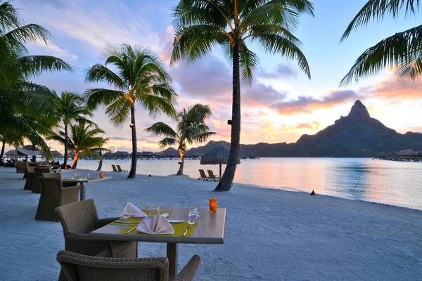 Strandrestaurant des InterContinental Bora Bora Resort mit Blick auf die Berge und Palmen