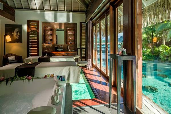 Massageraum im InterContinental Bora Bora Resort and Thalasso Spa mit Blick auf den Pool.