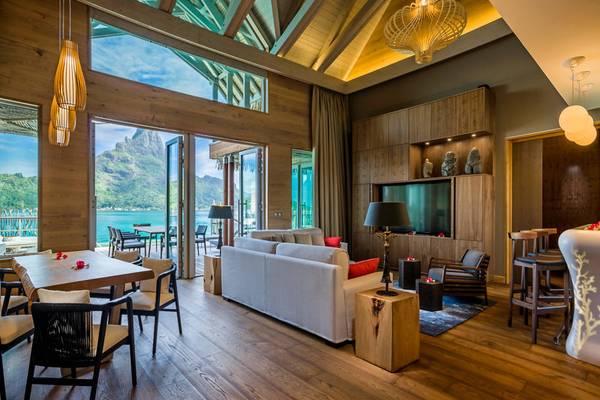 Innenbereich des InterContinental Bora Bora Resorts und Thalasso Spa mit Holzwänden und Meerblick.