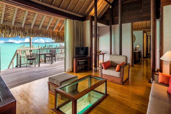 Innenansicht der Suite im InterContinental Bora Bora Resort and Thalasso Spa mit Blick auf den Ozean.
