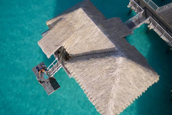 Luftaufnahme der InterContinental Bora Bora Resort und Thalasso Spa Wasserhütte