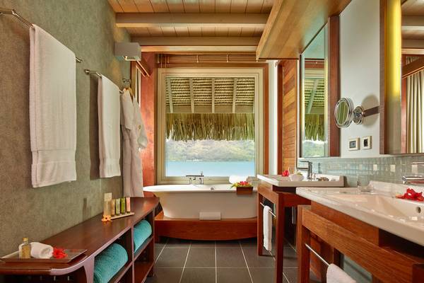 Badezimmer des InterContinental Bora Bora Resort and Thalasso Spa mit Badewanne, Ausblick auf das Meer.