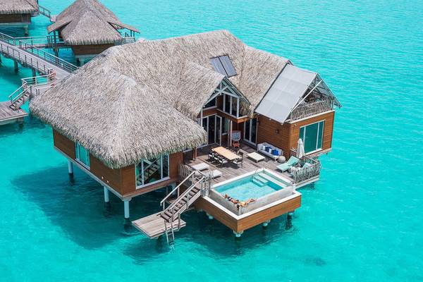 Überwasserbungalow des InterContinental Bora Bora Resort direkt im Wasser