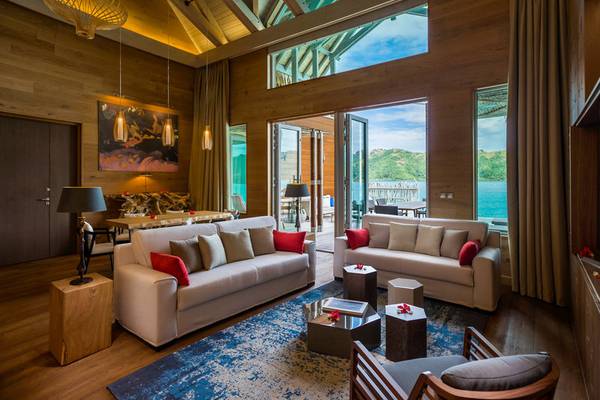 Wohnbereich des InterContinental Bora Bora Resorts mit Blick auf das Meer.