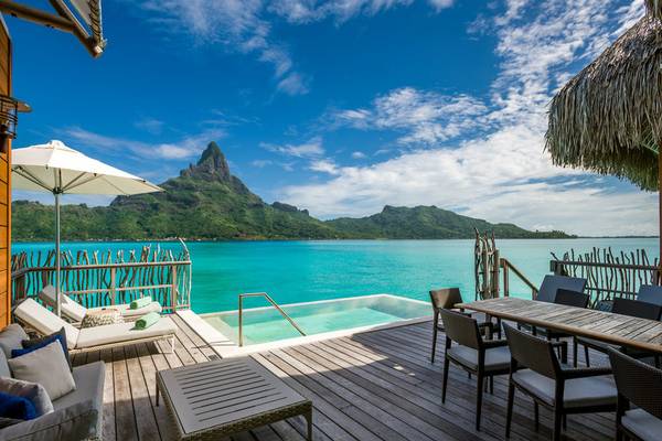 Hotelterrasse mit Aussicht auf Meer und Berge im InterContinental Bora Bora Resort