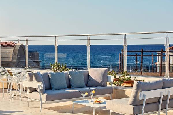 Terrasse im Atlantica Caldera Palace mit Blick auf das Meer