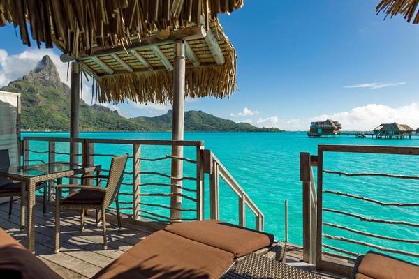 Terrasse des Intercontinental Bora Bora Resorts mit Blick auf das Meer und eine Insel im Hintergrund