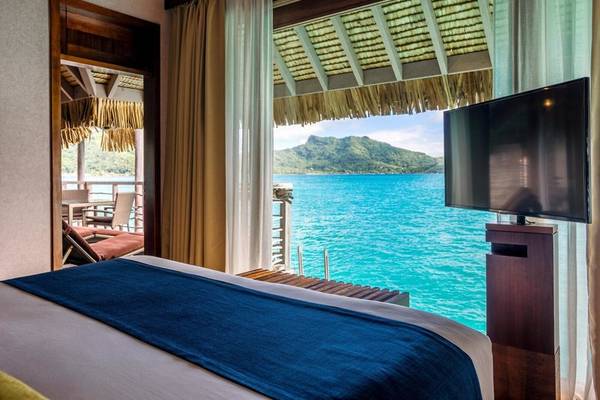 Bett im Hotelzimmer des InterContinental Bora Bora Resort and Thalasso Spa mit Aussicht auf Meer und Berg
