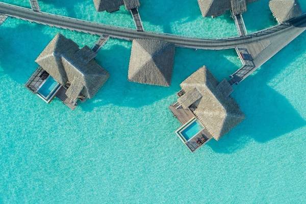 Luftaufnahme des InterContinental Bora Bora Resorts mit Wasservillen im Ozean