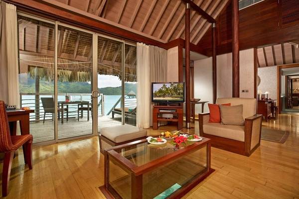 Wohnzimmer des InterContinental Bora Bora Resort und Thalasso Spa mit Blick auf das Meer.