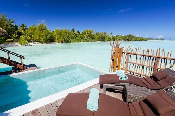 Außenpool auf der Terrasse des InterContinental Bora Bora Resorts mit Blick auf den Ozean