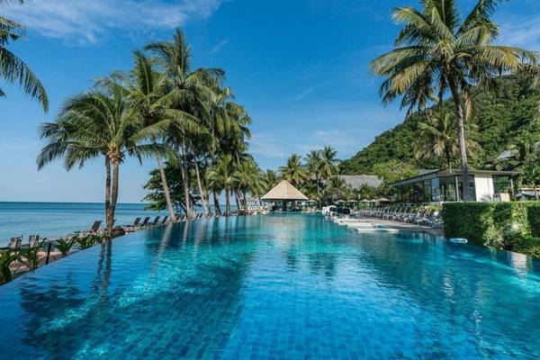Pool des KC Grande Resorts in Koh Chang mit Blick auf den Ozean und Palmen