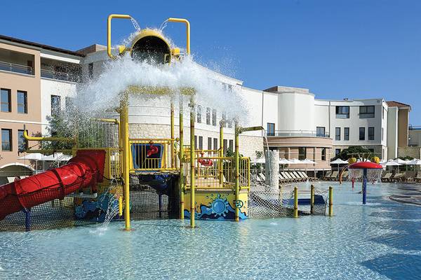 Wasserspielplatz im Atlantica Caldera Palace Hotel mit Rutsche und Wasserfontaene