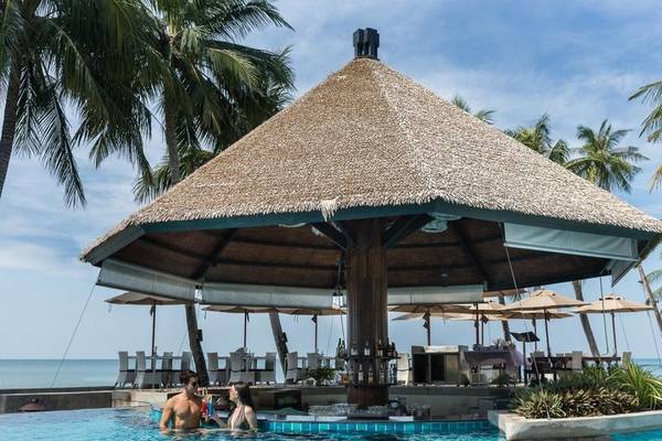 Paar im Pool neben der Poolbar des KC Grande Resorts auf Koh Chang