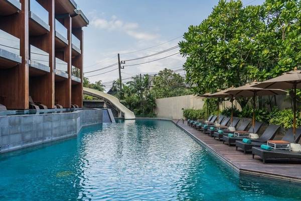 Außenpoolbereich des KC Grande Resort Koh Chang mit Rutsche und Liegestühlen