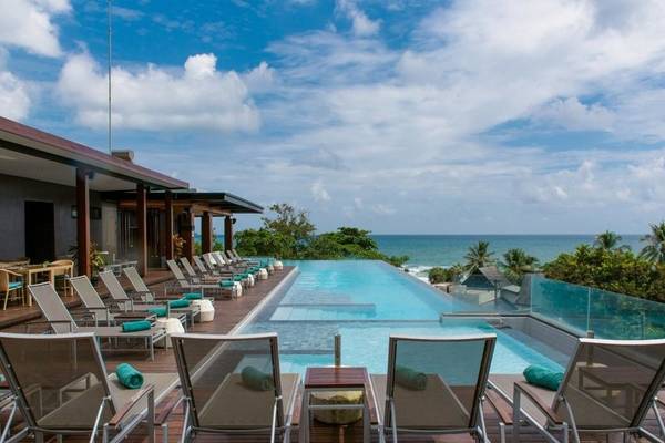 Pool mit Blick auf den Ozean im KC Grande Resort Koh Chang
