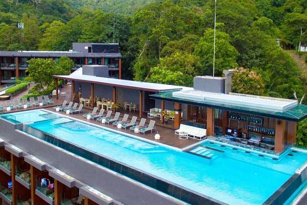 Luftaufnahme des KC Grande Resort Koh Chang mit Swimmingpool und Loungebereich