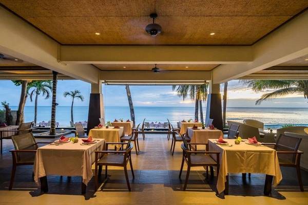 Restaurantbereich im KC Grande Resort Koh Chang mit Blick auf den Ozean.