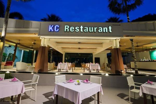 Außenbereich des KC Restaurant im KC Grande Resort Koh Chang bei Nacht