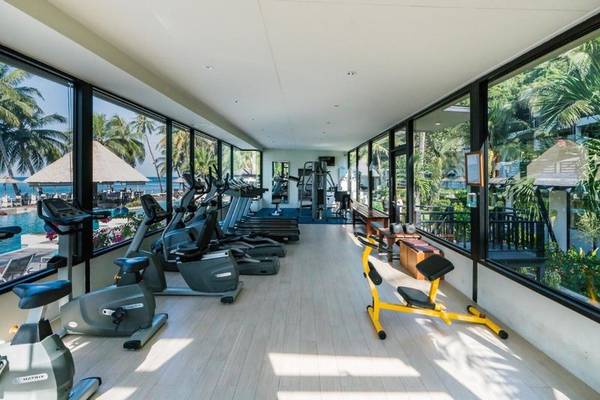 Fitnessstudio im KC Grande Resort Koh Chang mit Blick auf den Pool und das Meer