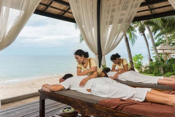 Massage am Strand im KC Grande Resort Koh Chang mit Blick auf das Meer.