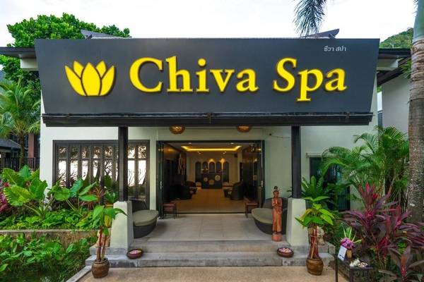 Eingang zum Chiva Spa im KC Grande Resort Koh Chang mit grünen Pflanzen und einer gelben Lotusblume im Logo.
