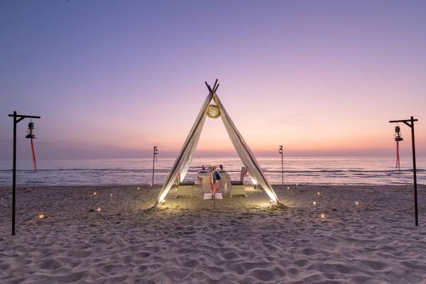 Strandzelt Dinnertisch im KC Grande Resort Koh Chang bei Sonnenuntergang