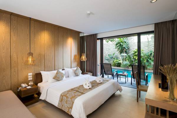 Hotelzimmer im KC Grande Resort Koh Chang mit Blick auf den Pool.