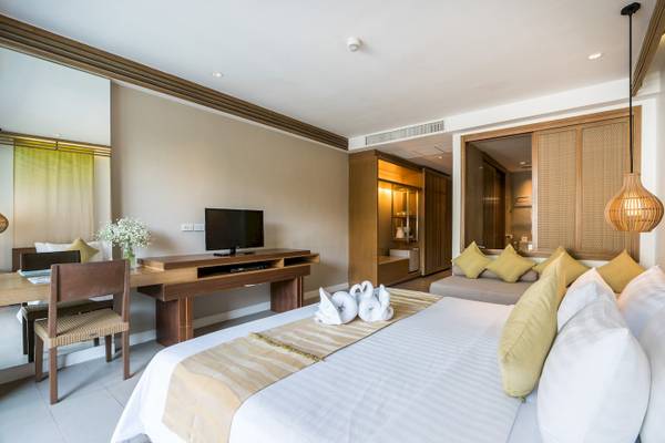 KC Grande Resort Koh Chang Hotelzimmer mit Bett und Arbeitsbereich