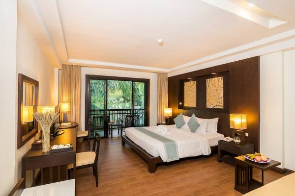 Hotelzimmer im KC Grande Resort Koh Chang mit Blick auf eine Terrasse.