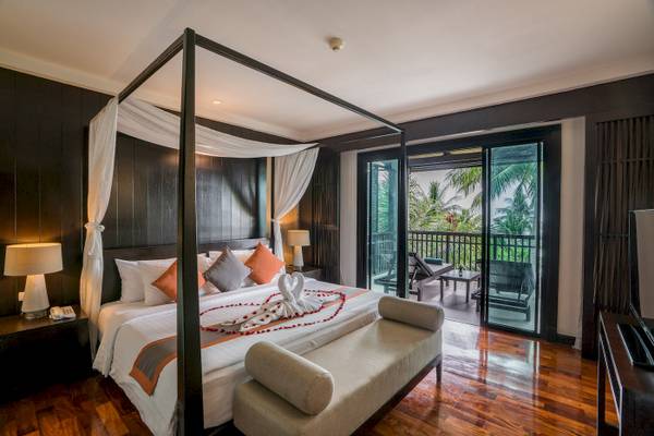 Schlafzimmer mit Baldachin-Bett und Balkon im KC Grande Resort Koh Chang