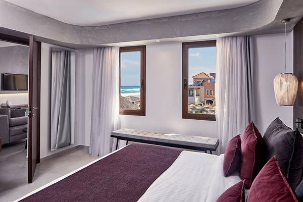Innenansicht eines Zimmers im Atlantica Caldera Palace Hotel mit Blick auf das Meer.