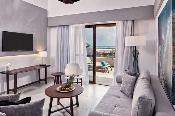 Wohnzimmer des Atlantica Caldera Palace Hotels mit Blick auf das Meer.
