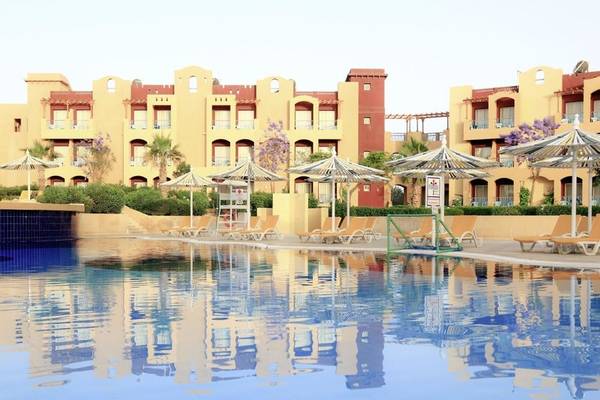 Poolbereich des Lemon & Soul Garden Makadi Hotels mit Sonnenschirmen und Liegestühlen.