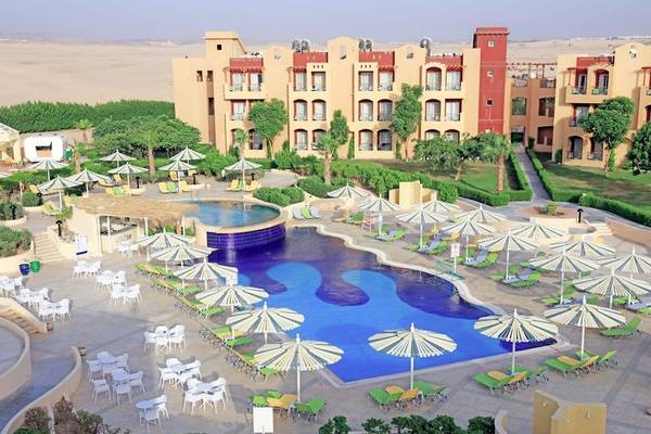 Luftaufnahme des Lemon & Soul Garden Makadi Hotels mit großem Pool und vielen Sonnenschirmen und Liegen.