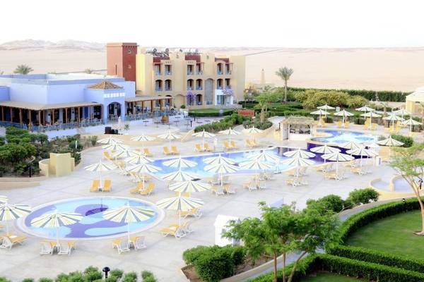 Luftaufnahme des Lemon & Soul Garden Makadi Resorts mit Swimmingpools, Sonnenschirmen und Liegen.