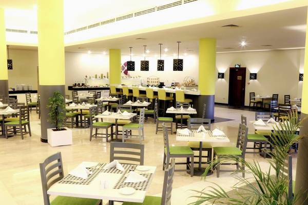 Restaurant des Lemon & Soul Garden Makadi Hotels mit vielen Tischen und Stühlen.