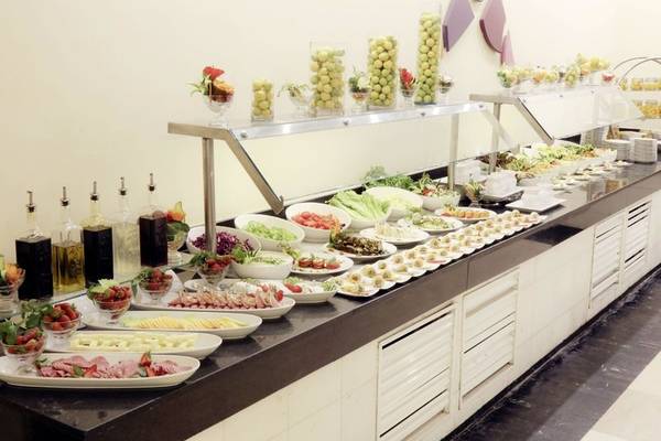 Buffet im Lemon & Soul Garden Makadi Hotel mit verschiedenen Gerichten und Salaten.
