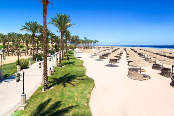 Luftaufnahme des Grand Makadi Hotels am Strand mit Palmen und Sonnenschirmen