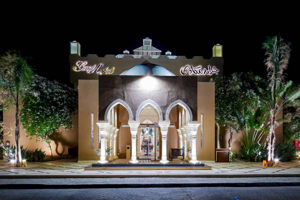 Grand Makadi Hotel Eingang bei Nacht mit Beleuchtung und Pflanzen